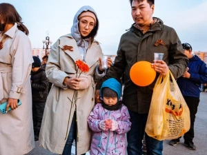 В патриотической акции «Свеча памяти» якутяне выложили из горящих свечей слово «ПОМНИМ» 