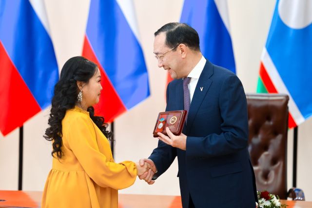 Айсен Николаев вручил государственные награды многодетным матерям Якутии