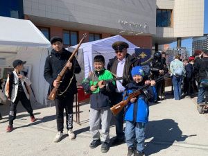 И подержать в руках оружие от музея МВД Якутии