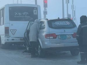 Из-за тумана? Иномарка врезалась в автобус №41