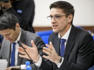 Глава Мирнинского района отчитался, что нефтяной гигант купил для школ турникет, пару аккумуляторов и музыкальные инструменты