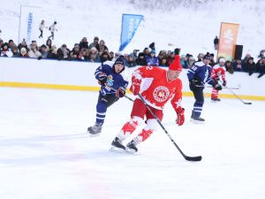 Зрелищной ничьей завершился матч звёзд мирового хоккея с якутской командой у Ленских столбов