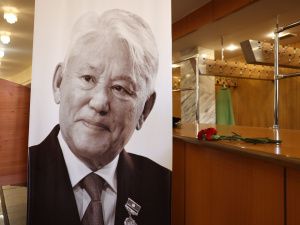 Якутяне нескончаемым потоком идут проститься с Михаилом Николаевым