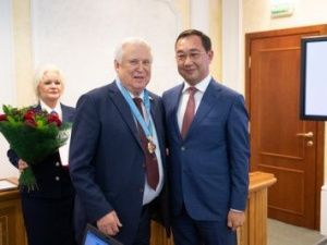 Айсен Николаев поздравил российского сенатора Николая Рыжкова с 90-летним юбилеем