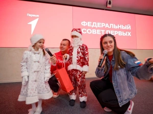 Активисты Движения Первых поздравят трудящихся с Новым годом