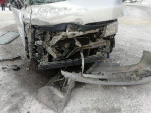 В Якутии большегруз столкнулся с микроавтобусом: водитель "Тойоты" госпитализирован с тяжелыми травмами