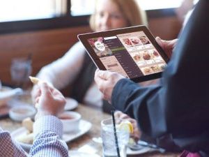 В Якутске посетитель ресторана похитил со стойки рабочий планшет