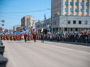 Айсен Николаев поприветствовал участников первомайской демонстрации