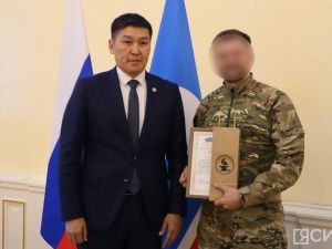 В Якутии прибывшим из зоны СВО военнослужащим традиционно вручили якутские ножи