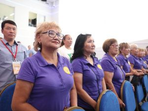 Айсен Николаев наградил волонтёров специальной военной операции