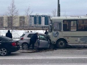 В Якутске не поделили дорогу иномарка и пассажирский автобус