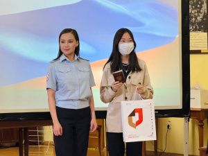 В Якутске юным горожанам торжественно вручили паспорта ко Дню Конституции РФ