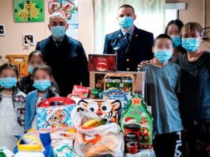 Сотрудники учреждений УФСИН поздравили с новым годом пожилых людей и ребят из многодетной семьи