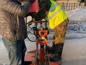 На ул. Петровского берут пробы асфальтобетонного покрытия для лабораторных исследований
