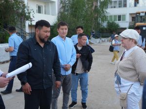 Евгений Григорьев проверил ход работ по благоустройству дворовых территорий в Якутске