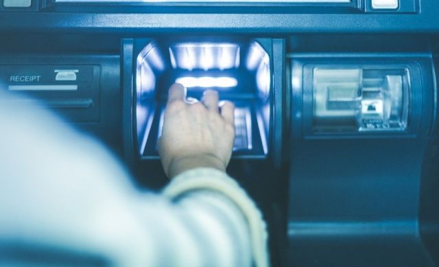 В Якутске мужчина похитил оставленные в банкомате деньги