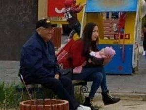 Фотофакт: Экс-глава Якутии на детской площадке