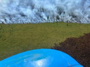 Большой пожар подступает к томпонскому селу Теплый Ключ