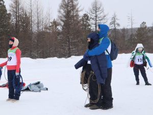 В Нерюнгри при сильном ветре и снегопаде прошли соревнования по метанию аркана