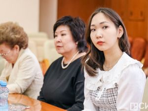 Глава Якутии вручил лучшим педагогам-наставникам премии в 100 тысяч рублей