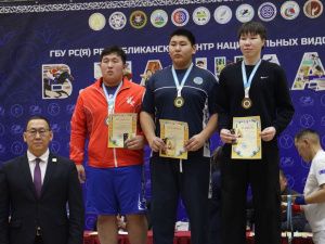 Мас-рестлеры Эрчим Баппагай и Валерий Никаноров впервые завоевали титулы абсолютных чемпионов Якутии