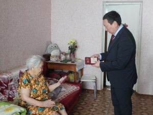 Федор Борисов наградил ветеранов тыла