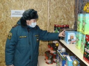 Сотрудники МЧС России проводят рейды по местам продажи пиротехники