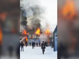 Пожар на оптовом складе в Нижнем Бестяхе ликвидирован. Пострадавших и погибших нет