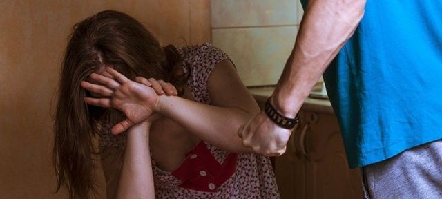 Избиения, проклятия, психушка: Жертвы мошенников рассказали об издевательствах со стороны родных