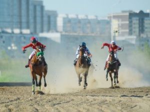 На конных скачках в Якутке вручили призы имени воинов-якутян