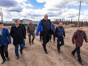 Николай Валуев побывал в восстановленном микрорайоне села Бясь-Кюёль