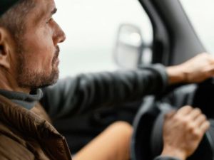 В Якутске охранник гаража, чтобы покатать подругу, угнал "Лексус" и врезался в припаркованный там же "Камаз"