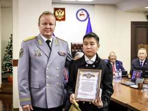 «Проявили мужество при спасении людей»: в Якутии наградили юных героев