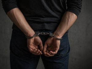 В Мирном мужчина с игрушечным пистолетом пытался ограбить бар: возбуждено дело о разбое