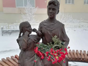 В Якутске открыли памятник Фатии Авдеевой у Дворца детского творчества
