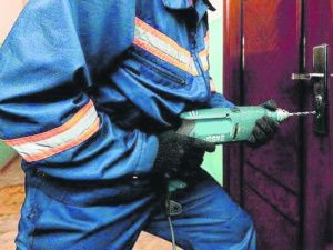 Хроника Службы спасения РС(Я): В Нюрбинском улусе спасатели вскрыли дверь квартиры и обнаружили труп