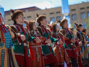 Тысячи людей в круговом танце: осуохай захватил Якутск