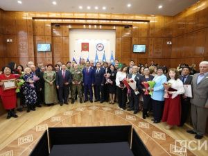 Айсен Николаев вручил 35 якутянам государственные награды