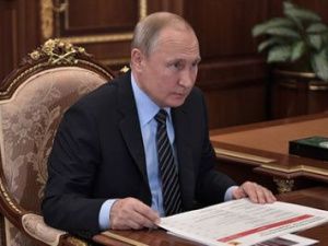 Путин предложил повысить зарплату чиновникам в регионах