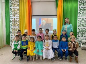 Детям и молодежи провели классные часы о первом президенте Якутии