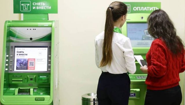 Сбербанк ввел комиссию в 1% за переводы через банкоматы
