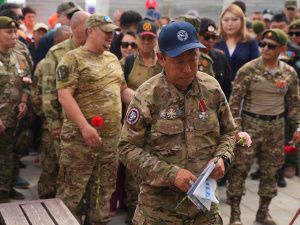 Евгений Григорьев возложил цветы к памятнику в День ветеранов боевых действий