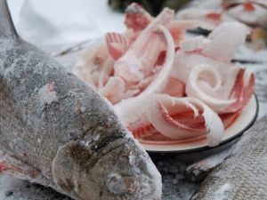В Якутске приготовили рекордную порцию строганины из свежезамороженной рыбы