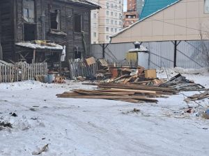 Фотофакт: в Якутске начали сносить деревянный дом на углу улиц Короленко — Лермонтова