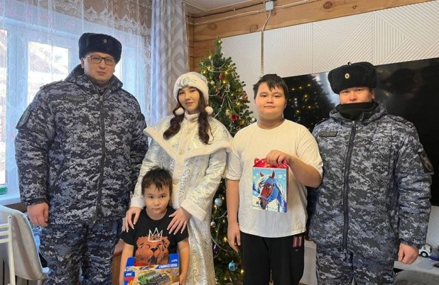 Новогодний «волшебный патруль» порадовал олёкминских ребятишек
