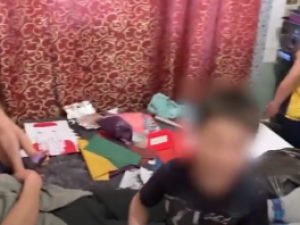 Житель Якутии тиранил семью, угрожая убийством жене и избивая детей