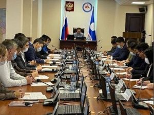 Глава Якутии после совещания повез чиновников на субботник