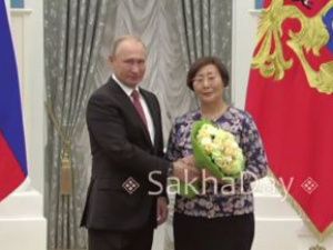 Владимир Путин в Кремле вручил якутянке государственную награду