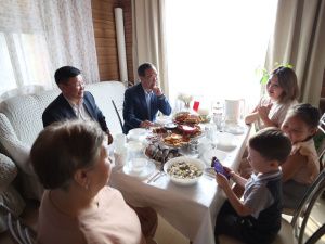 Айсен Николаев в Сунтарском улусе встретился с семьей участника СВО 