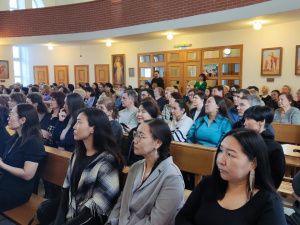 Видео: профессор Санкт-Петербургской консерватории Даниэль Зарецкий дал органный концерт в Якутске